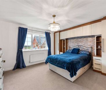 A beautifully renovated five bedroom detached home, offering a true... - Photo 6