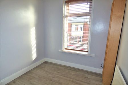 3 bedroom flat to rent - Photo 4