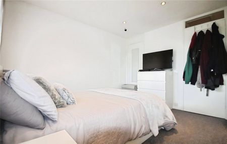 Pond Road, Egham, Surrey, TW20 8BG - Photo 5