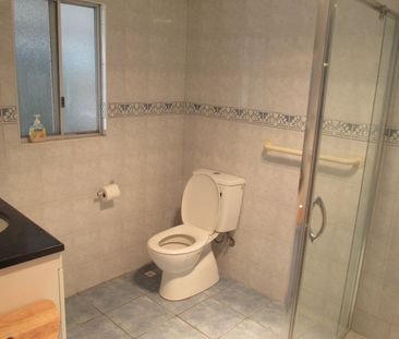 Cute cottage with a large shed and a granny flat! - Photo 6