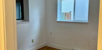 3 bed 1 bath suite - Photo 2