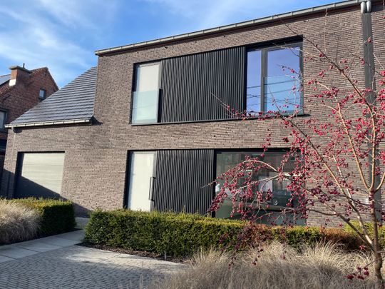 recente nieuwbouw vier slaapkamer EENGEZINSWONING met grote garage & buitenterras - Foto 1