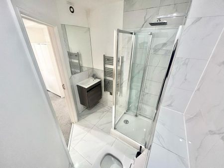 1 bedroom in a flat share to rent - Photo 2