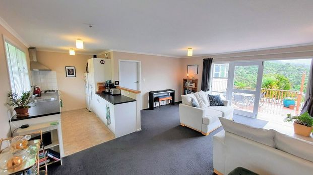 Sunny and private home with a view - Photo 1