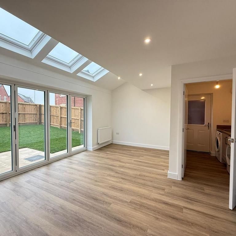 4 bedroom detached house to rent - Photo 1