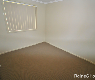 Stylish & Easy-Care Home with Outdoor Entertaining - Photo 2