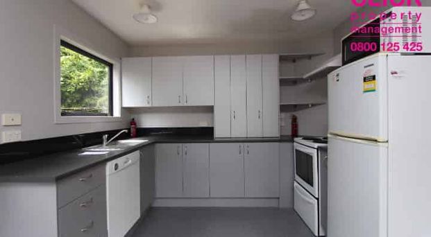 Spacious 5-Bedroom Home Close to Uni & City - Photo 1