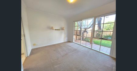 STREET FRONT 3 BEDROOM BEACHSIDE VILLA - Photo 5