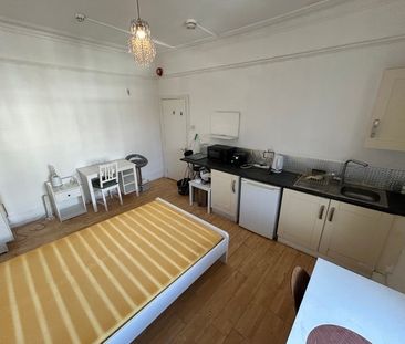 Bedsit, Ladbroke Grove, W11 - Photo 1