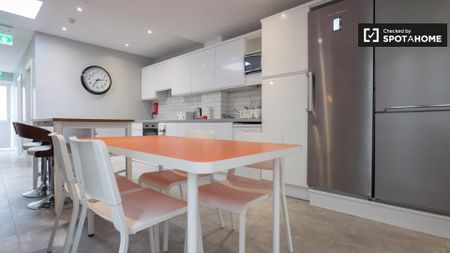 Small, bright room in 9-bedroom house - Stoneybatter, Dublin - Photo 5