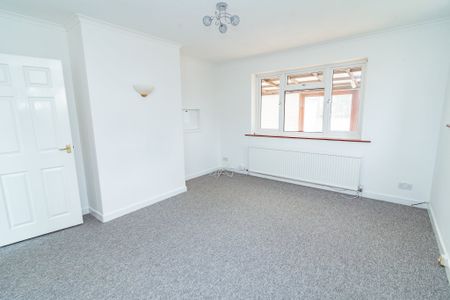 2 bed house to rent in Livingstone Road, BH12 - Photo 2