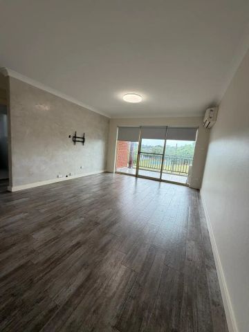 “Prime Location, Street Facing Apartment” - Photo 3