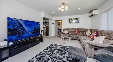 Modern & Spacious 4-Bedroom in Prime Favona Lo... - Photo 2