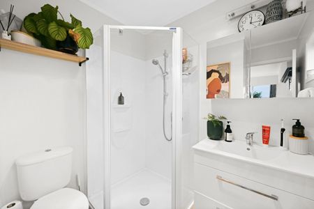 This modern four-bedroom, two-bathroom home offers the perfect blend of comfort and convenience. - Photo 5