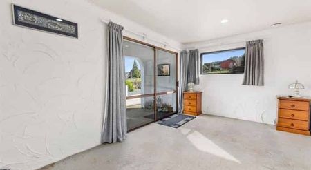 Spacious 3-Bed, 2-Bath Home Near Town - Photo 5