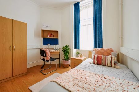 Premium Single En-suite - Photo 2