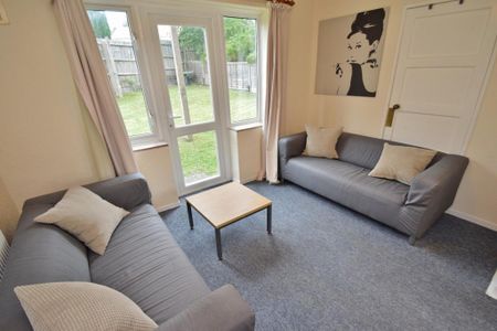 4 bedroom semi-detached house to rent - Photo 2