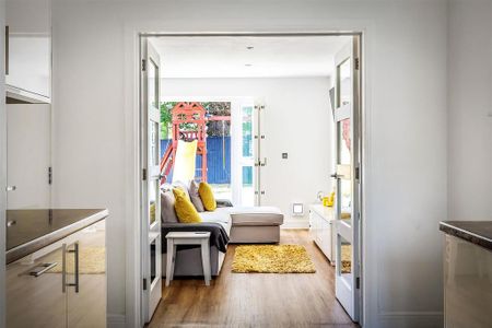 4 bedroom detached house to rent - Photo 3