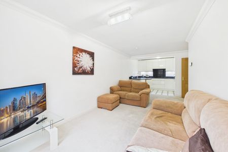 2 bedroom Flat in Montague Close, Wokingham - Photo 2
