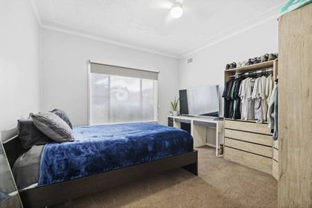 Spacious 3-Bedroom Home with Double Garage & Generous Yard - Photo 5