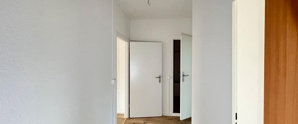 3 ZIMMER-WOHNUNG - Balkon, moderne EBK & 65 Zoll Fernseher (kostenlos) - Photo 1