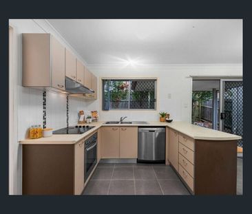 Freshly Carpeted Three-Bedroom Townhouse in Prime Calamvale Location - Photo 5