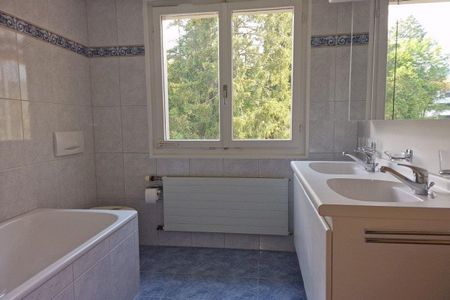 Spacious 3-room apartment with conservatory & 21 m² terrace centrally located in Unterägeri - Photo 4