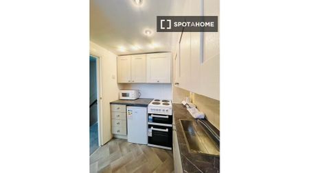 Bed for rent in 2-bedroom apartment in Inchicore, Dublin - Photo 4