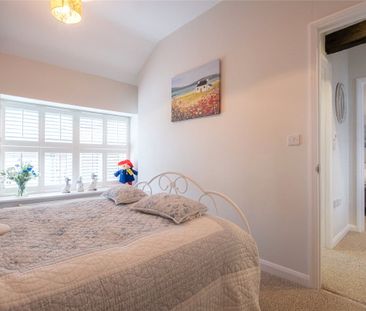 A beautifully modernised two bedroom mews cottage situated in the h... - Photo 4