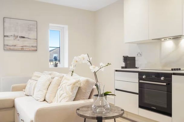 2 Bed Flat, Beechwood Grove, W3 - Photo 1