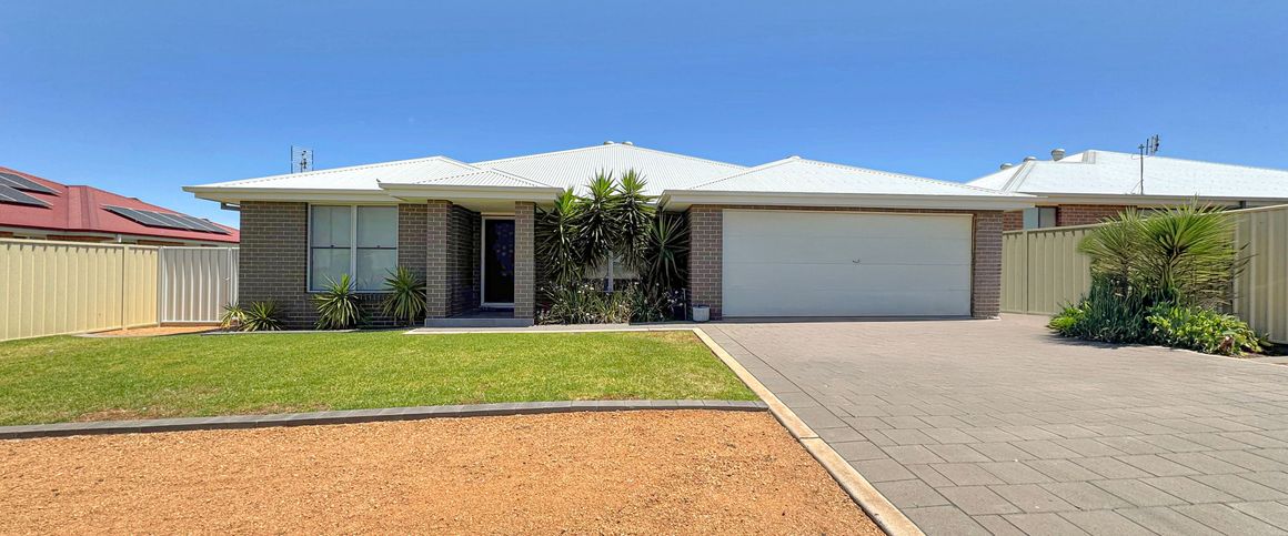 Beautiful 4 Bedroom Family Home - Photo 1