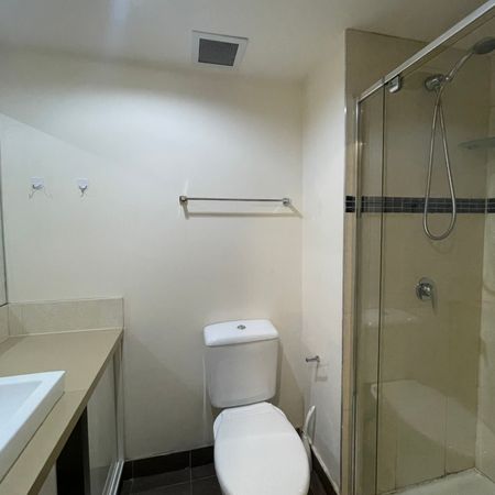 Fully Furnished Student Apartment Next to University of Melbourne (Students only) - Photo 4