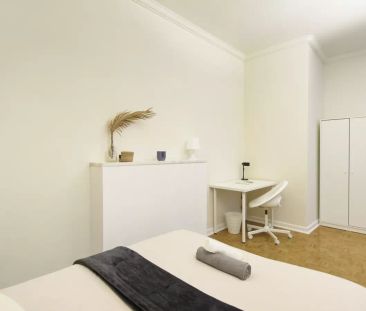 Room in a shared 7-bedroom apartment for rent in Lisbon, perfect for professionals or students - Photo 1