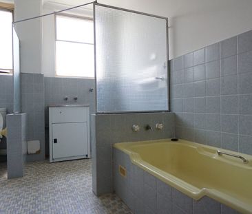 Spacious Two Bedroom Unit In Prime Location! - Photo 4