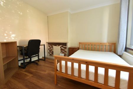 4 bedroom semi-detached house to rent - Photo 5