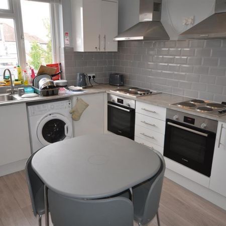 1 bedroom Flat To Let - Photo 3