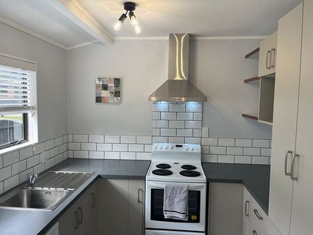 Sunny 3BR Home in Heart of Hairini! - Photo 2