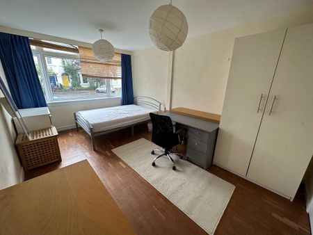 4 bedroom flat to rent - Photo 4