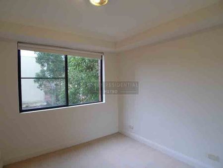 Charming One Bedroom Apartment With Paints & Carpets - Photo 3