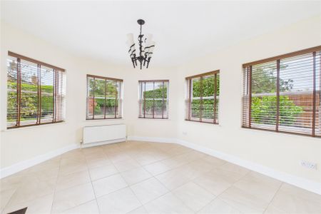 2 bedroom Bungalow in Finchampstead Road, Wokingham - Photo 3