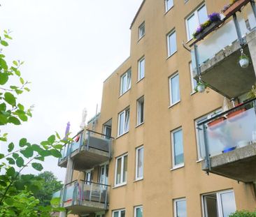 Schöne Wohnung mit zwei Zimmern im Dachgeschoss mit WBS - Photo 1