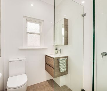 Beautiful Updated Art Deco Apartment - Photo 5