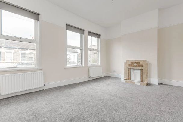 4 bedroom house in London - Photo 1