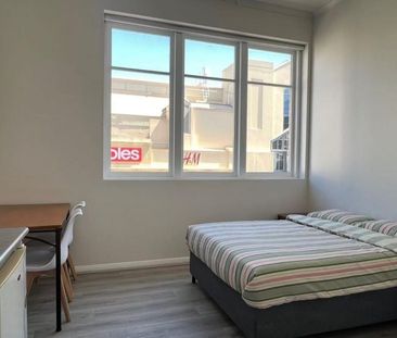 Renovated studio unit with AC in Broadway - Photo 2