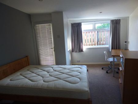 4 bedroom semi-detached house to rent - Photo 3