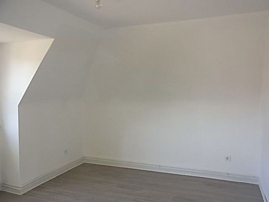 Renovierte Dachgeschoss-Wohnung mit 39,50m² für 1 Person demnächst verfügbar - Photo 1