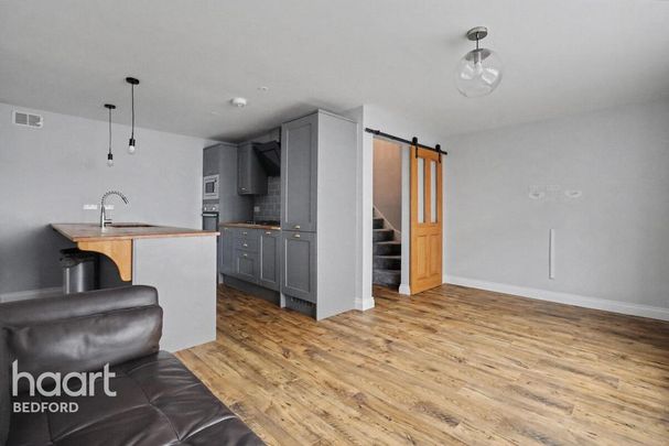 2 bedroom mews to rent - Photo 1