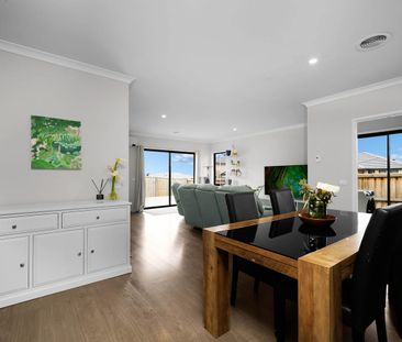 Stylish Charlemont Rise Home Close to Shopping & Coast - Photo 2