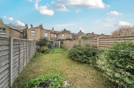 3 bedroom House To Let Total Size: 1159 SQ FT - Photo 2