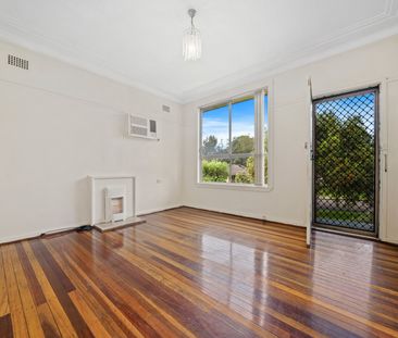 Charming 3-Bedroom House - Photo 5